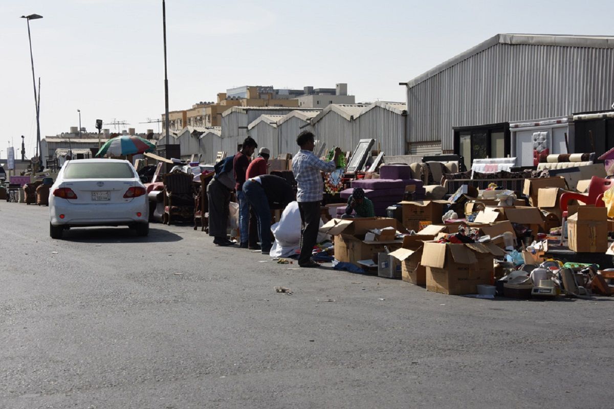 عشوائية وفوضى دون تنظيم…سيطرة كاملة للعمالة الوافدة على "سوق حراج الدمام" - موقع الخليج الان