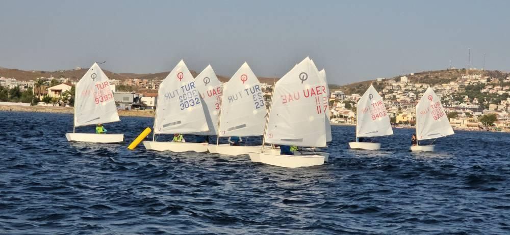 «أبوظبي للشراع الحديث» يعسكر في إيطاليا