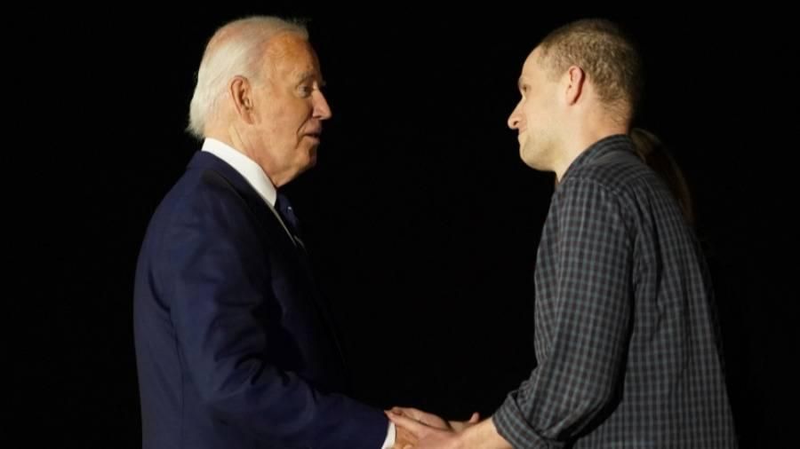 بالفيديو| بايدن وهاريس يستقبلان السجناء المفرج عنهم من روسيا