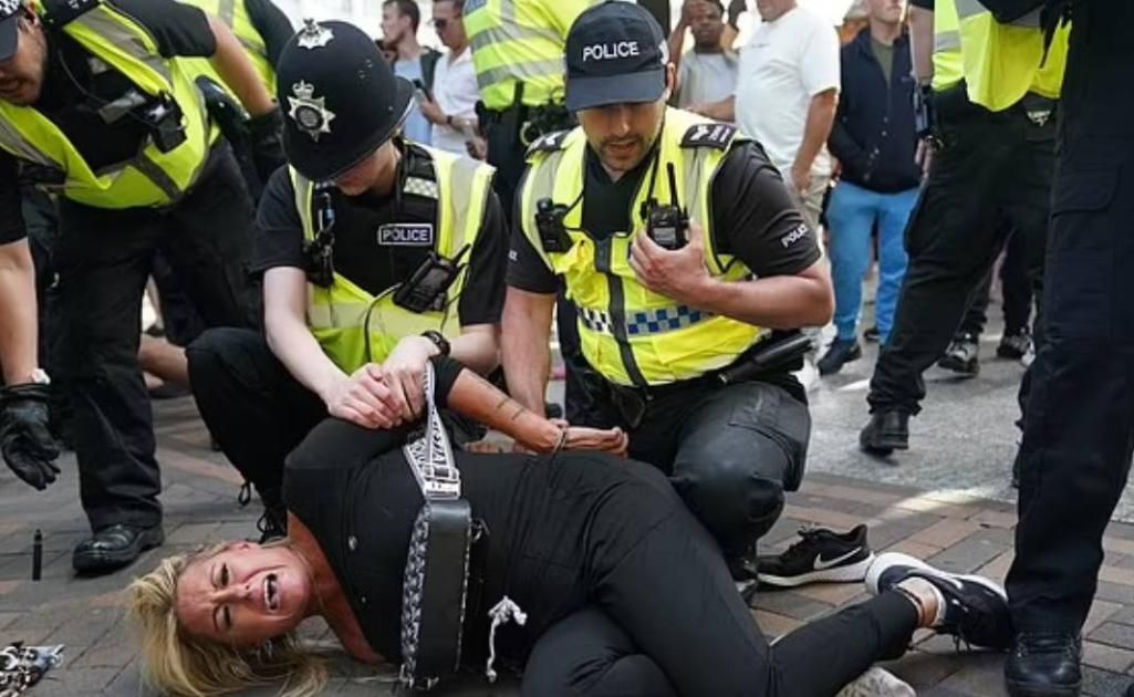 بريطانيا تعتقل العشرات بعد ليلة من الاضطرابات