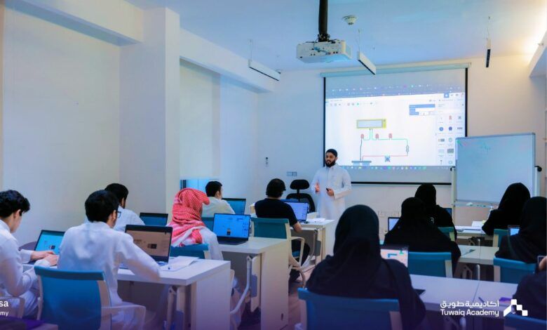 أكاديمية طويق تختتم معسكراتها بالشراكة “Juniper Networks” لتطوير الكوادر الوطنية - موقع الخليج الان
