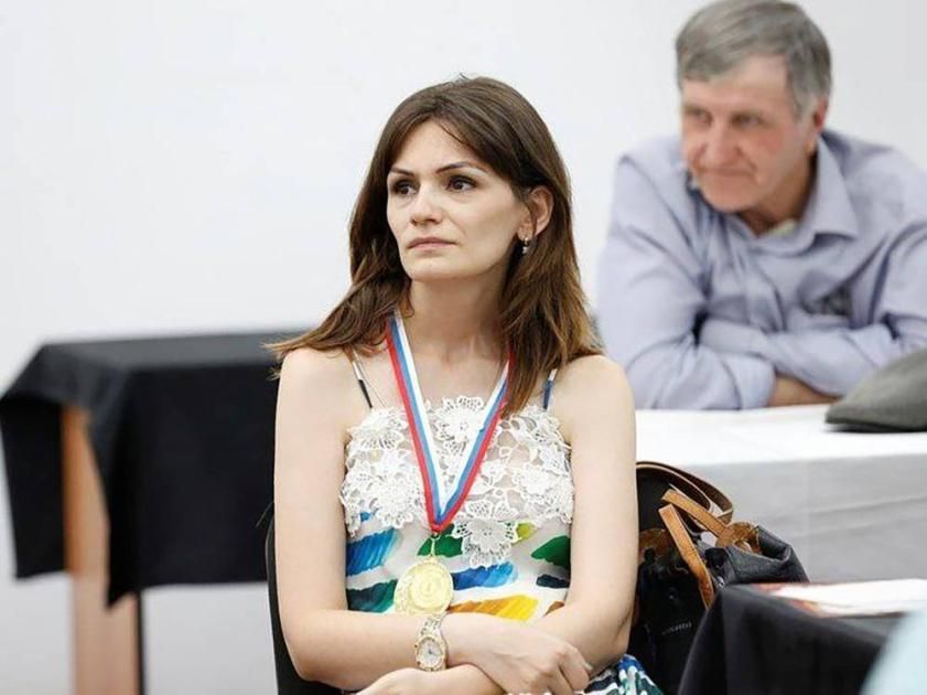 فيديو | لاعبة شطرنج تخسر نجوميتها بسبب محاولة تسميم غريمتها