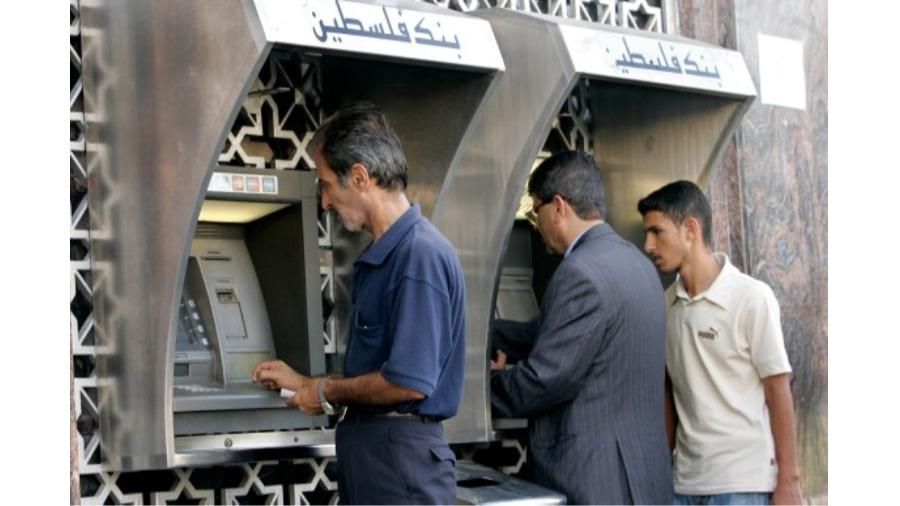 السلطة الفلسطينية تدفع 70% من رواتب موظفيها عن يونيو