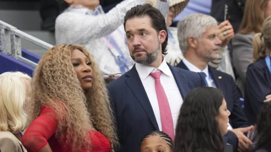 طاقم مطعم فرنسي رفض دخول سيرينا لعدم معرفته بها