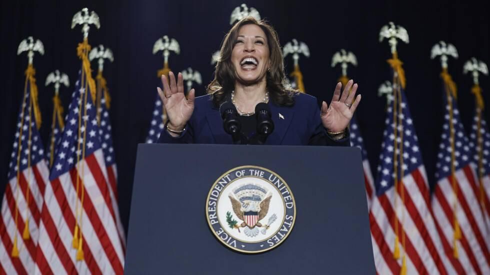 سباق البيت الأبيض.. استطلاع يكشف تفوق هاريس على ترامب في 3 ولايات حاسمة