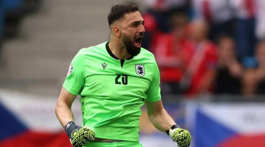 ليفربول يتفق مع حارس فالنسيا على خلافة أليسون بيكر