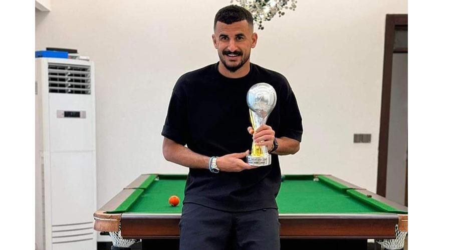 أيمن حسين يتسلم جائزه هداف الدوري العراقي