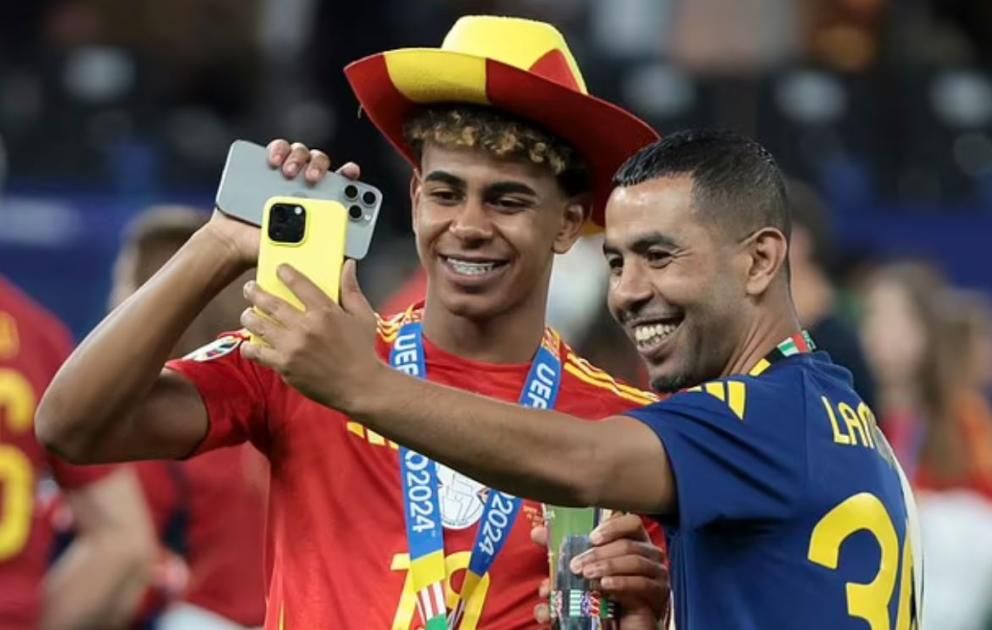 تفاصيل جديدة حول طعن منير نصراوي والد لامين يامال