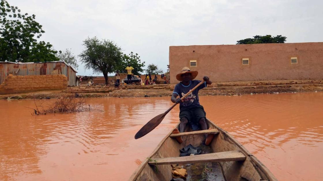 مقتل العشرات غرقاً غرب النيجر جراء الفيضانات