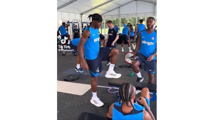 مشجعو تشيلسي يعلقون على «طعام السجن» والـ«جيم»