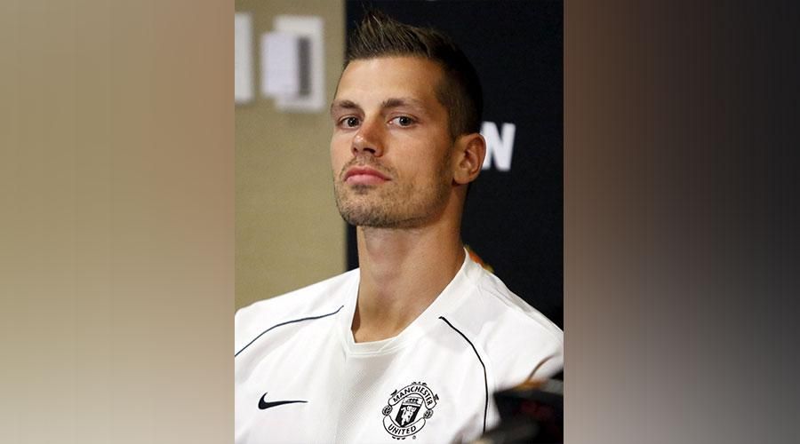 فيل جونز وشنيدرلين يعلنان اعتزالهما