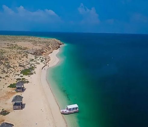 كم تبعد جزيرة فرسان عن جازان؟ وكم عدد الجزر فيها؟