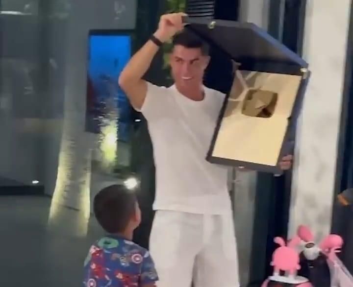 حوار طريف بين رونالدو وأطفاله بعد «الدرع الذهبي»