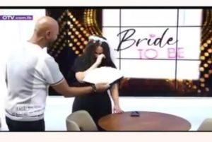 بالصور: بكت على الهواء.. مذيعة الـ OTV تدخل القفص الذهبي قريبا وهكذا فاجأها فريق العمل