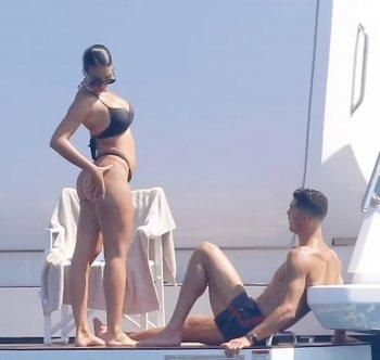 للمرة الثانية .. صور فاضحة لـ جورجينا رودريغيز برفقة كريستيانو رونالدو