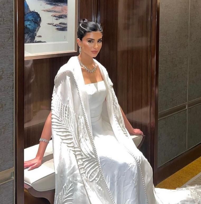 بالفيديو: أطل وهو يُعانقها بانسجام واضح.. عمرو دياب يُثير الجدل برفقة طبيبة سعودية بغاية الجمال من هي؟