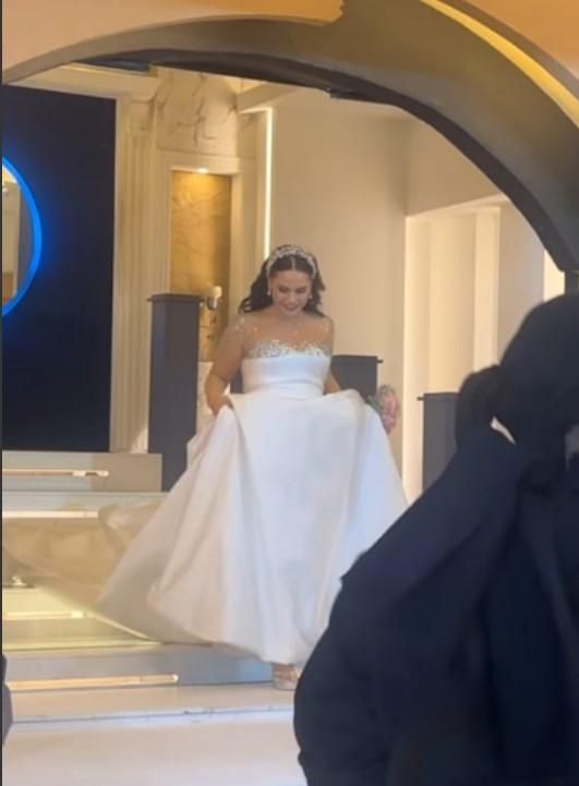 بالصور: يعمل معها في المحطة.. مذيعة الـ OTV تدخل القفص الذهبي شاهدوا كيف بدت مع عريسها