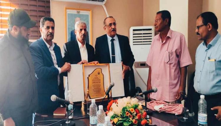 عملية استلام وتسليم بالحد بيافع وتكريم المدير السابق تقديرا لجهوده