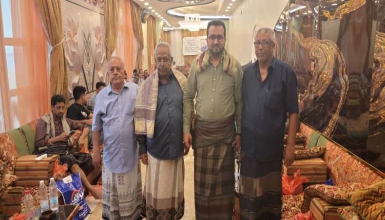 يتقدمهم العولقي .. شخصيات سياسية واجتماعية وإعلامية يؤدون واجب العزاء في الفقيد نبيل مقبل