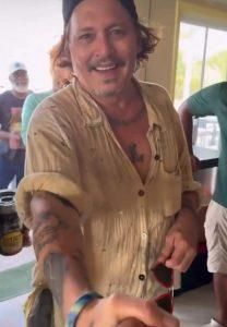 بعد التنمر على أسنانه “المتعفنة”… فنان شهير يغير مظهره بشكل ملفت (صورة)