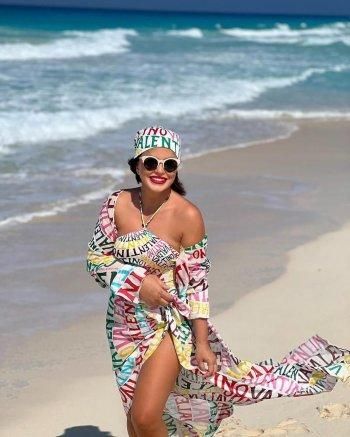 بالصور: جومانا مراد تستمتع بآخر أيام الصيف بملابس البحر