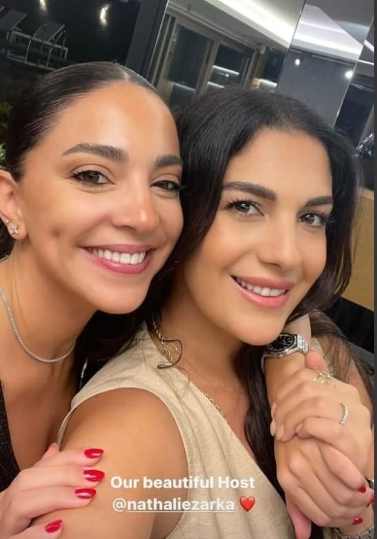 بالصور: بعد انفصالها عن هشام حداد.. نتالي زرقا بإطلالة أنيقة وتستمتع مع صديقاتها