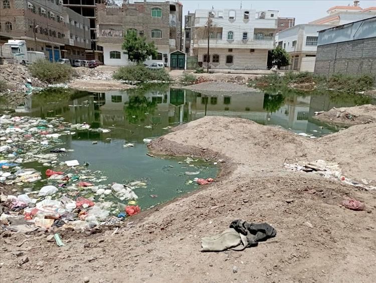 سكان حي بمنصورة عدن تحت حصار بحيرات مجاري الصرف الصحي