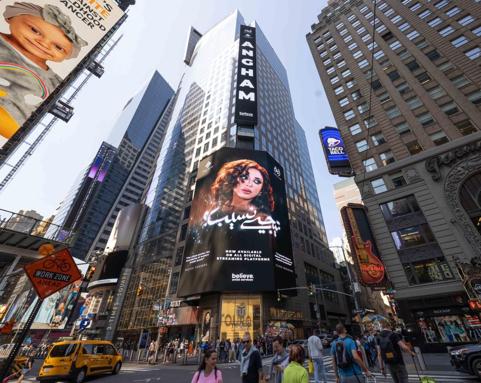 بالصور: فنانة عربية حديث الجمهور.. بوستر لها انتشر في ميدان “التايمز سكوير”