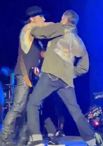 بالصور: شجار وتدافع بين مغني وعازف غيتار خلال عرض مباشر .. إليكم التفاصيل