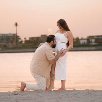 ممثل سوري يعلن حمل زوجته بمجموعة صور رومانسية للغاية..
