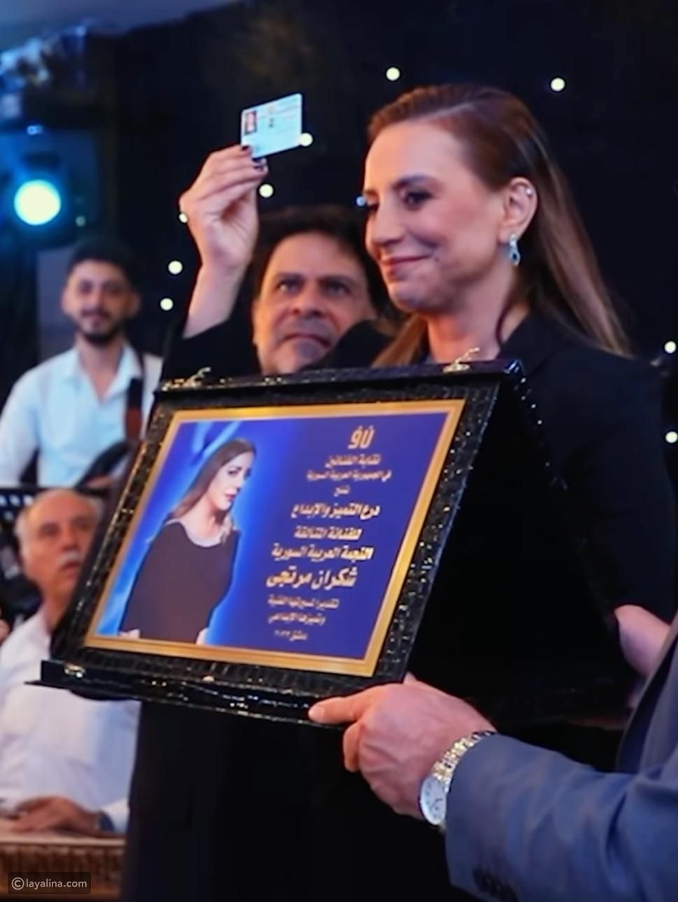 بالصورة: “دموع الفرح في لحظة تاريخية”.. فنانة سورية تنضم رسمياً لنقابة الفنانين