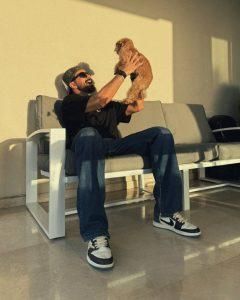 معتصم النهار يلاعب كلبه… هكذا يقضي وقته بعد “لعبة حب” (صورة)