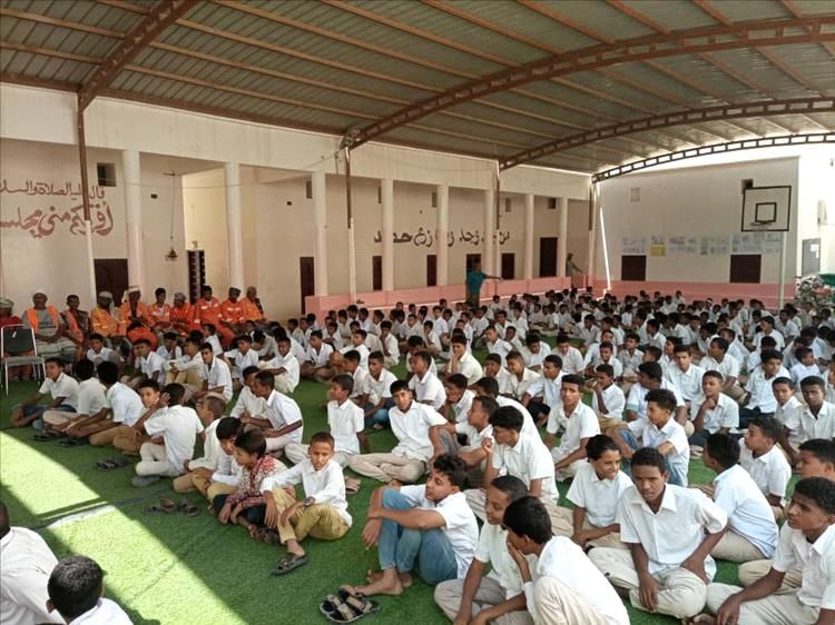 مدرسة العلامة عبدالله بن سميط تحتفي باليوم العالمي للنظافة وتكرم ٢٨ عامل نظافة