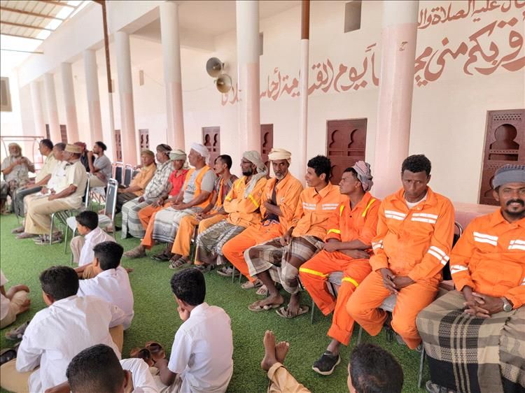 مدرسة العلامة عبدالله بن سميط تحتفي باليوم العالمي للنظافة وتكرم ٢٨ عامل نظافة