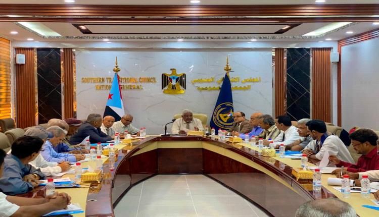 اجتماع في عدن يستعرض ملف النزوح والهجرة غير الشرعية وآثارها بالجنوب