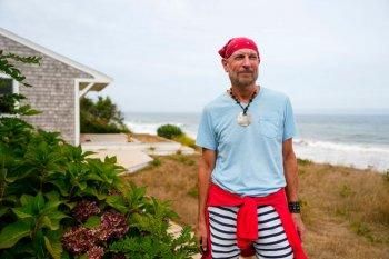 رجل يشتري منزلاً على الشاطئ بمبلغ خيالي رغم تحذيره من السقوط.. فما القصة