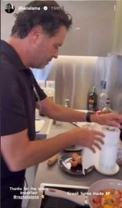 من داخل منزلهما في اليونان.. صورة رومانسية تجمع الفنان راغب علامة وزوجته