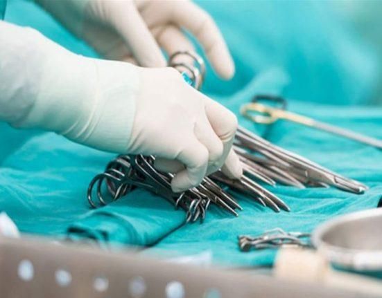 من دون بنج.. فنان لبناني شهير يخضع لعملية جراحية ويُثير الجدل من داخل المستشفى شاهدوا ماذا فعل (فيديو)