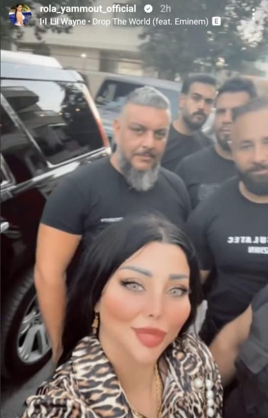 بالصور: برفقة حراس شخصيين وموكب أمني.. شقيقة هيفا وهبي تُثير الجدل في مطار بيروت!