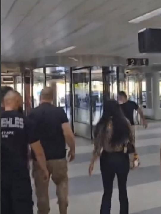 بالصور: برفقة حراس شخصيين وموكب أمني.. شقيقة هيفا وهبي تُثير الجدل في مطار بيروت!