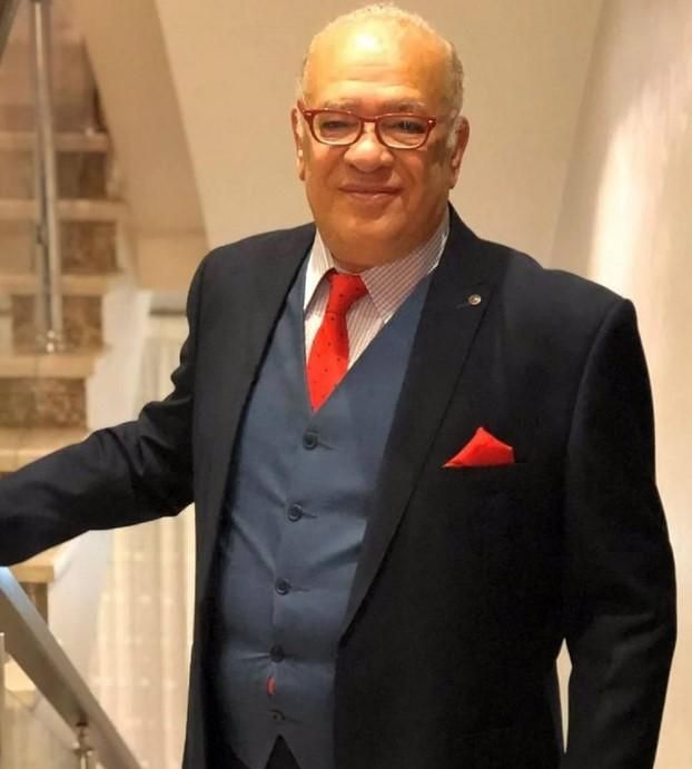 بالصورة: سقط داخل منزله.. فنان شهير يُثير قلق الجمهور وهذا ما كشفه عن حالته