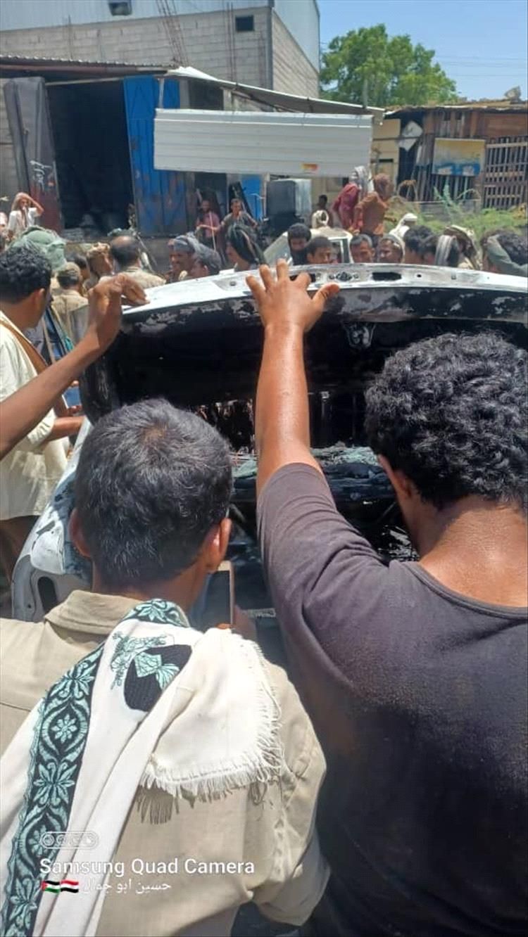 الثانية خلال ساعات.. انفجار سيارة تعمل بالغاز وسط سوق شعبي في أبين (صور)