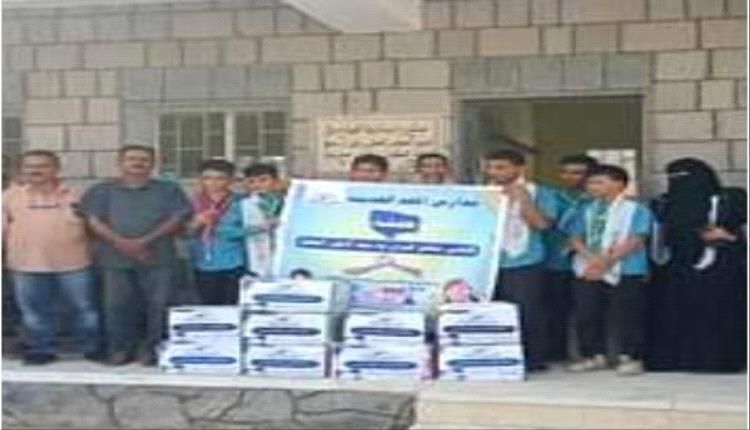 مدرسة أهلية تقدم كتبها لمدرستين حكوميتين بلحج