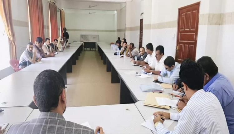 لجنة المزايدات تستعرض عروض المزايدة لتاجير السوق المركزي للقات في عتق