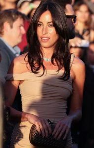 بإطلالة بنية وجذابة… حبيبة براد بيت تسرق الأضواء في هوليوود! (صور)