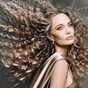 بالصور: أنجلينا جولي كما لم ترونها من قبل وتثير الدهشة بلوكها الجديد