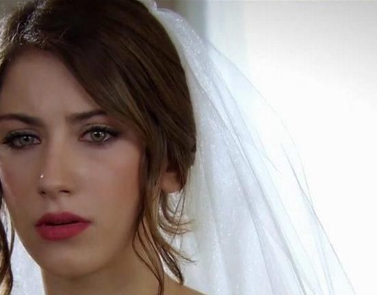 بالفيديو: بإطلالة جريئة وغير موفقة.. نجمة مسلسل “العشق الممنوع” التركية تُثير الجدل وتتعرّض للانتقادات