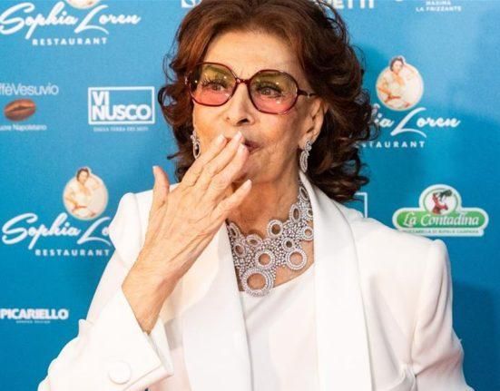 “أسطورة السينما”.. صوفيا لورين تُطفئ شموع التسعين بإطلالة ساحرة!