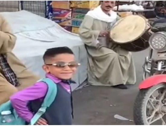 بالطبل والمزمار… أسرة تصطحب طفلها إلى المدرسة شاهدوا الفيديو