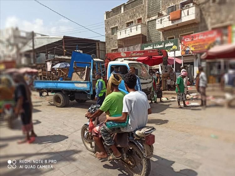 بالصور..تنفيذ حملة مرورية شاملة لازالة العشوائيات والخردة والبسطات وتنظيم الفرزات..